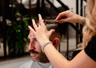 Hair Stylist e Barber Shop a Zero Branco (TV)